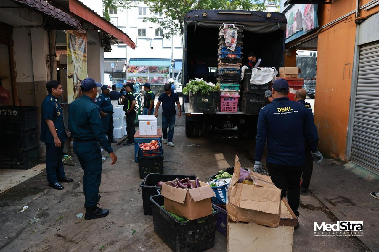 Antara barang niaga yang disita dbkl hari ini