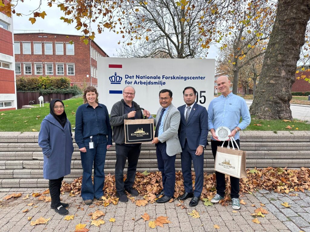 Ayop salleh menyerahkan cenderahati niosh kepada professor keld alstrup jensen baju biru yang mewakili national research center for the working environment nfa denmark. 1024x768 1