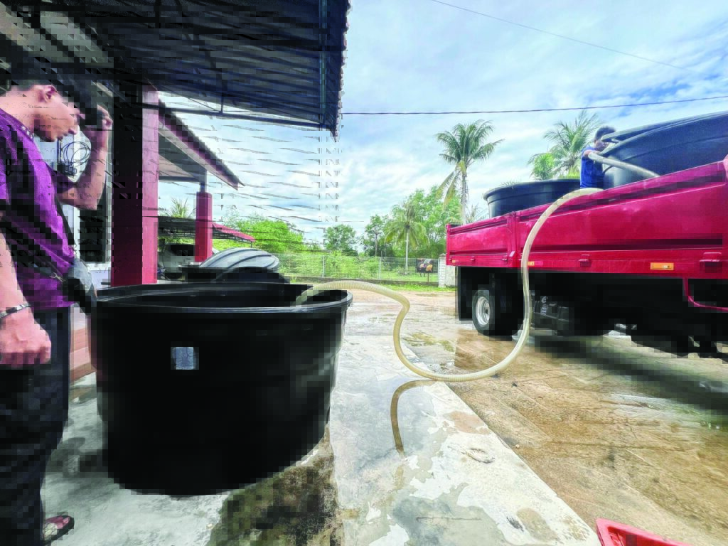 ‘5 hari tiada air, minum air perigi saja’ 1 bekalan air 1024x768 1