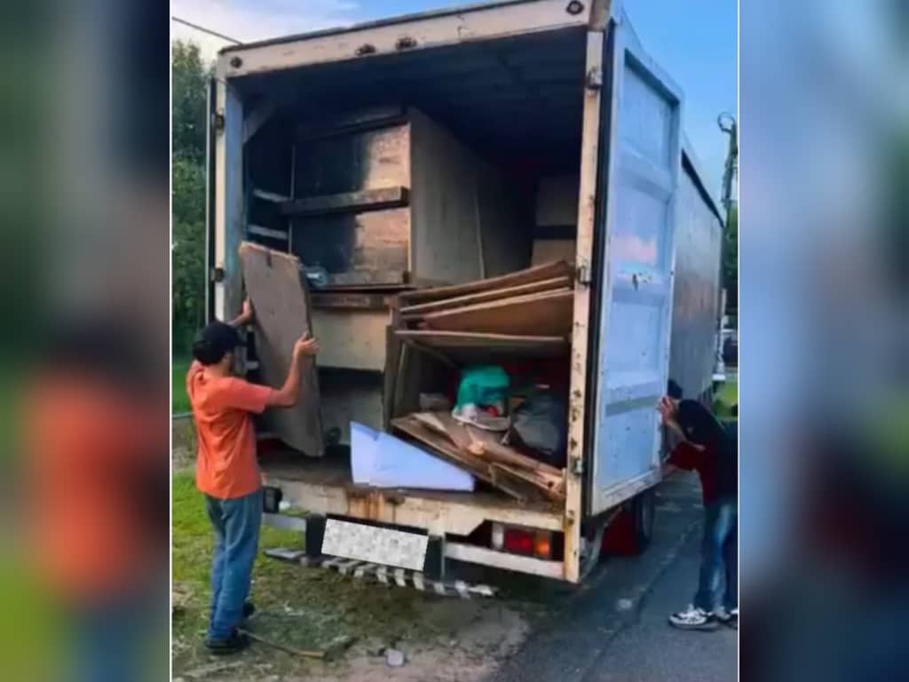 Tangkap layar rakaman video dua individu mengeluarkan sampah dari dalam lori untuk dibuang ke dalam sungai di kampung makmur taman sri plentong johor bahru