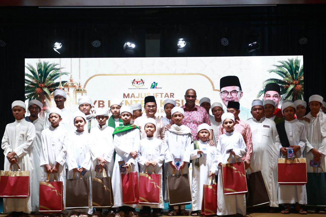 Ramanan menyantuni pelajar tahfiz az zahra lilbanin selepas majlis berbuka puasa di subang malam ini. Foto oleh afiq razali
