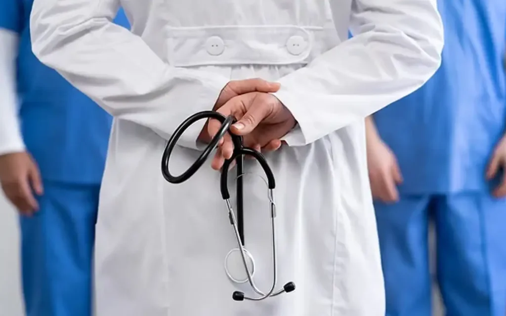 Aae15ad4 doctor bullying resize freepikpic 221024